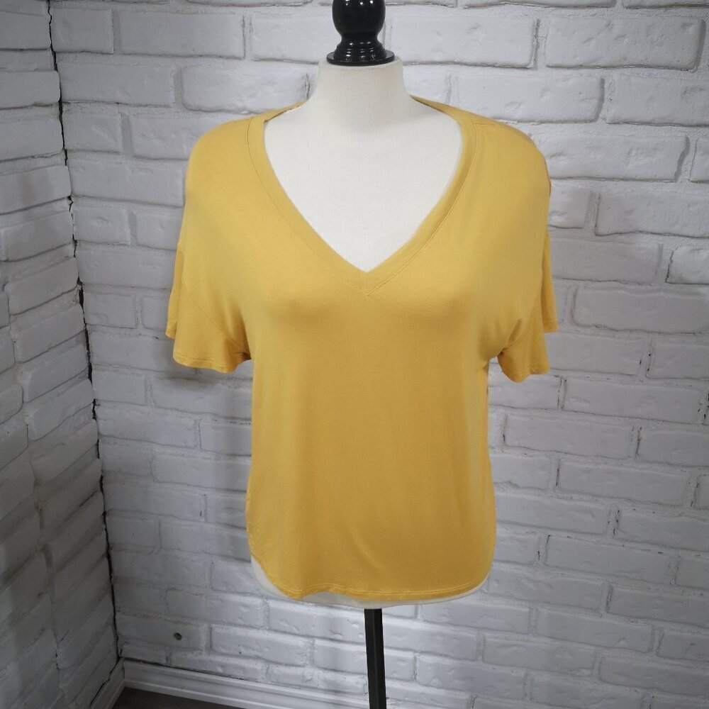 RW&CO Ladies Size Medium Mustard Yellow Short Sleeves V-neck T-shirt